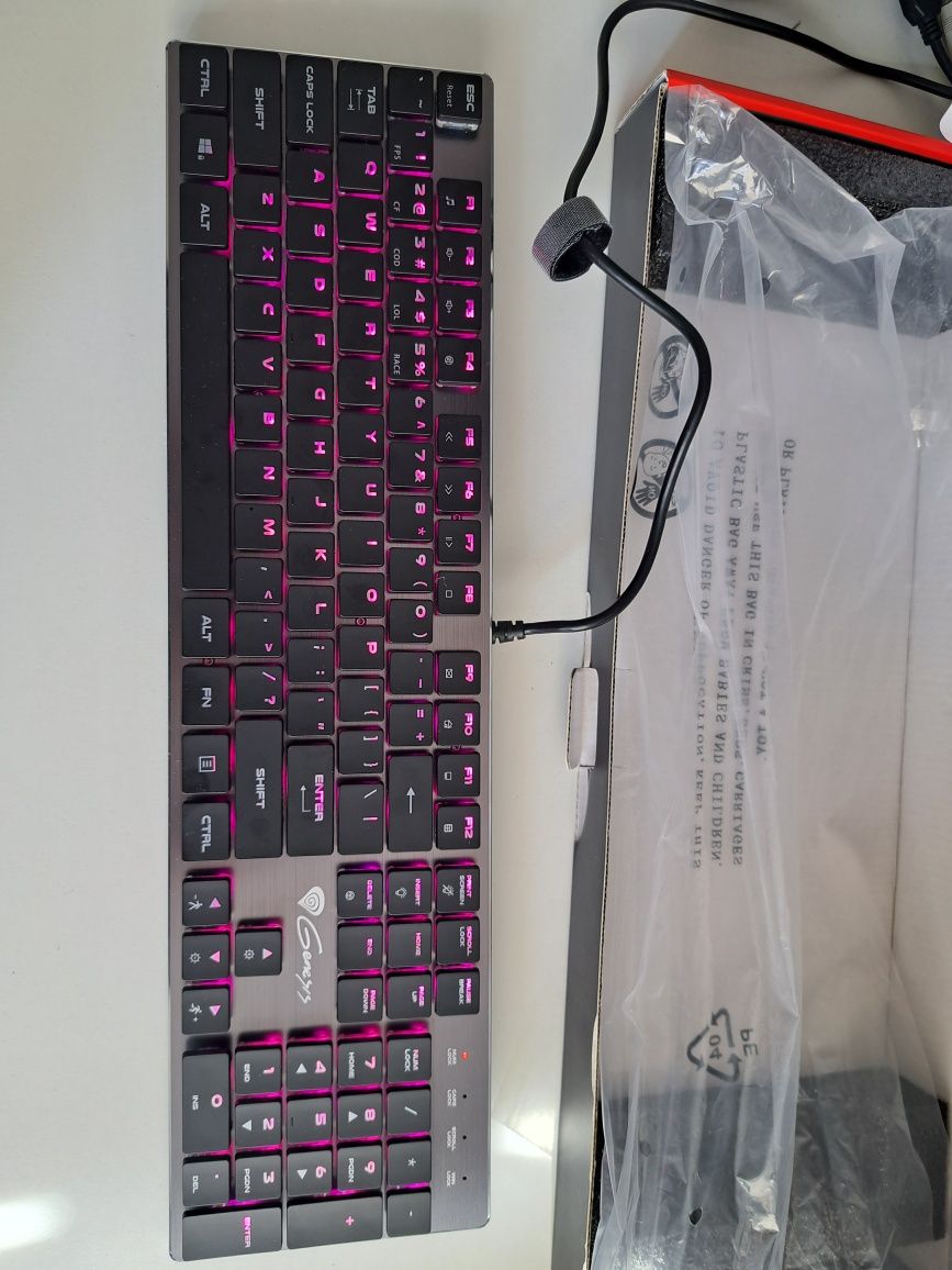 Sprzedam klawiaturę genesis thor 420 rgb