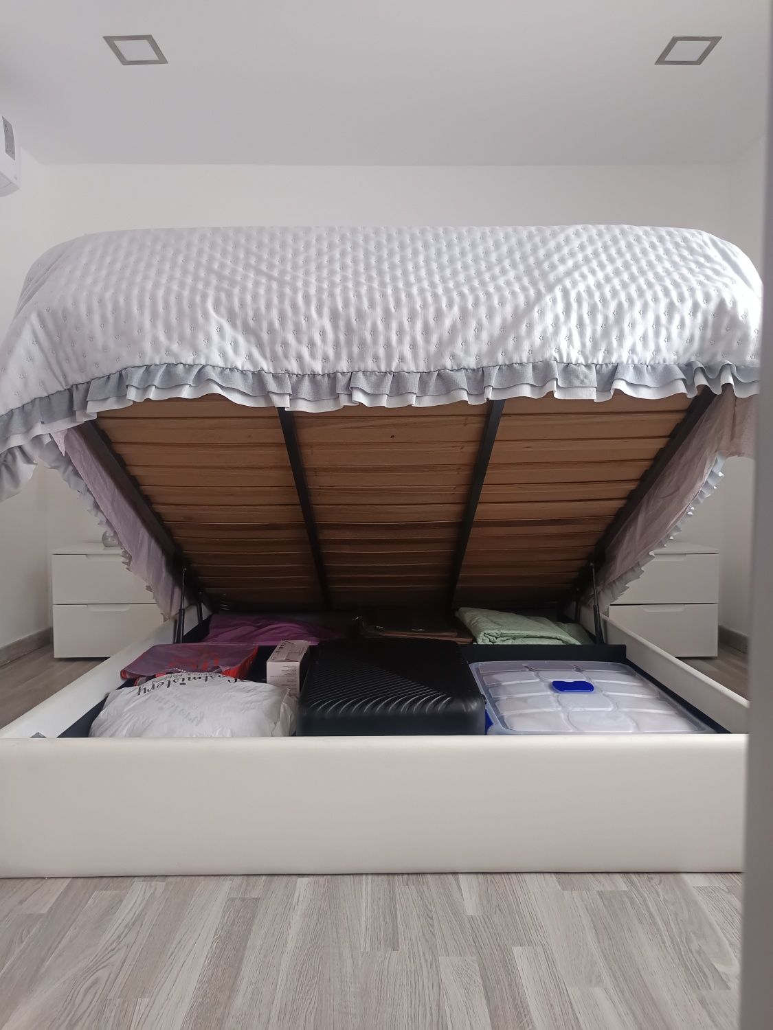 Cama com cabeceira estufada 200x160cm