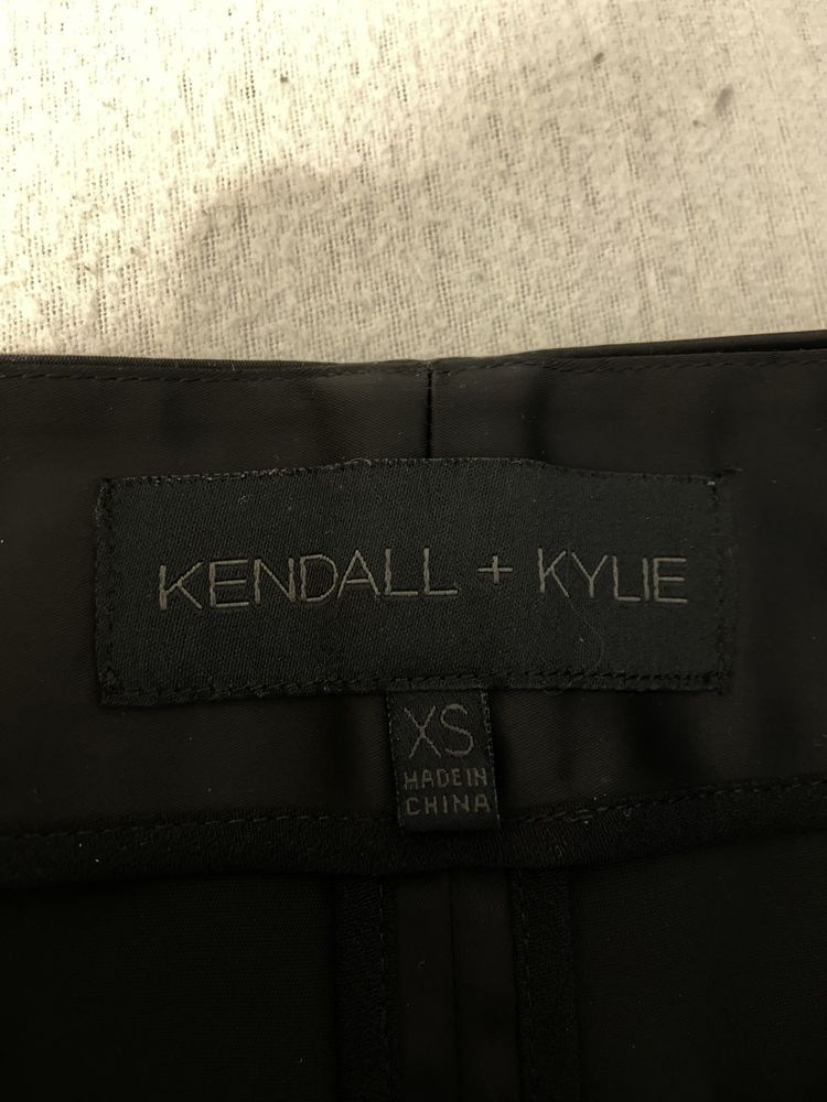 Spódnica midi elegancka do kolan z kieszeniami kendall + kyle