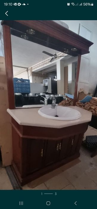 Armário de WC em madeira e pedra mármore.