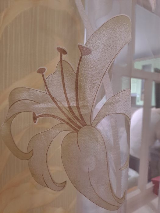 Две   готовые гардины на  сборочной ленте