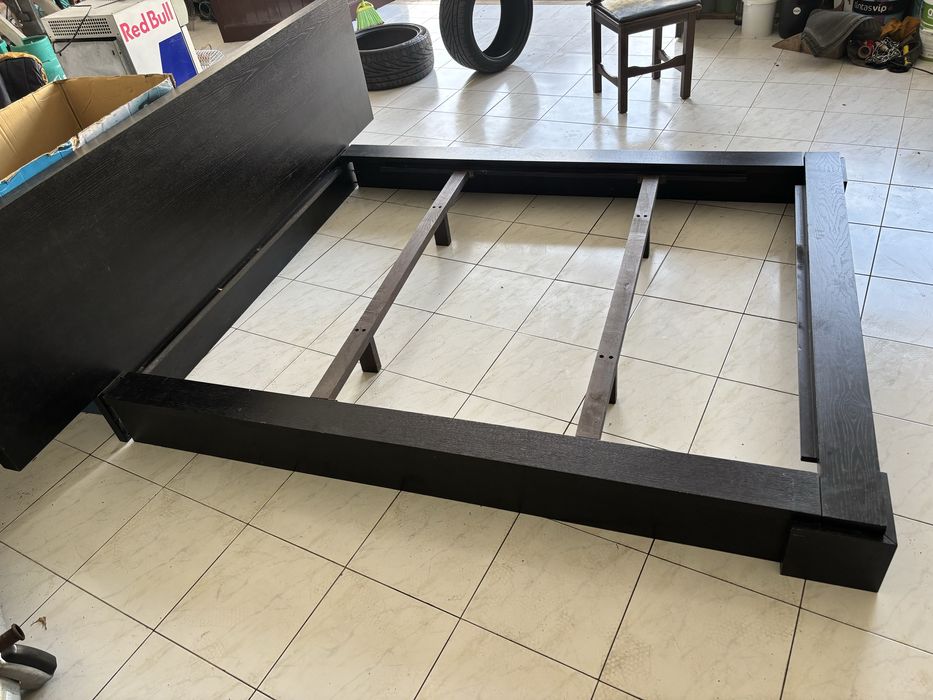 Cama de casal com as 2 mesas de cabeceira