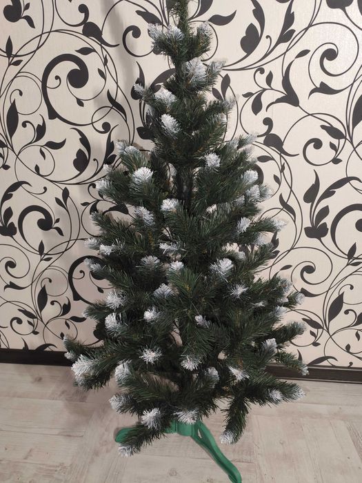 Затишна ялинка з засніженими кінчиками. Ідеальний стан!