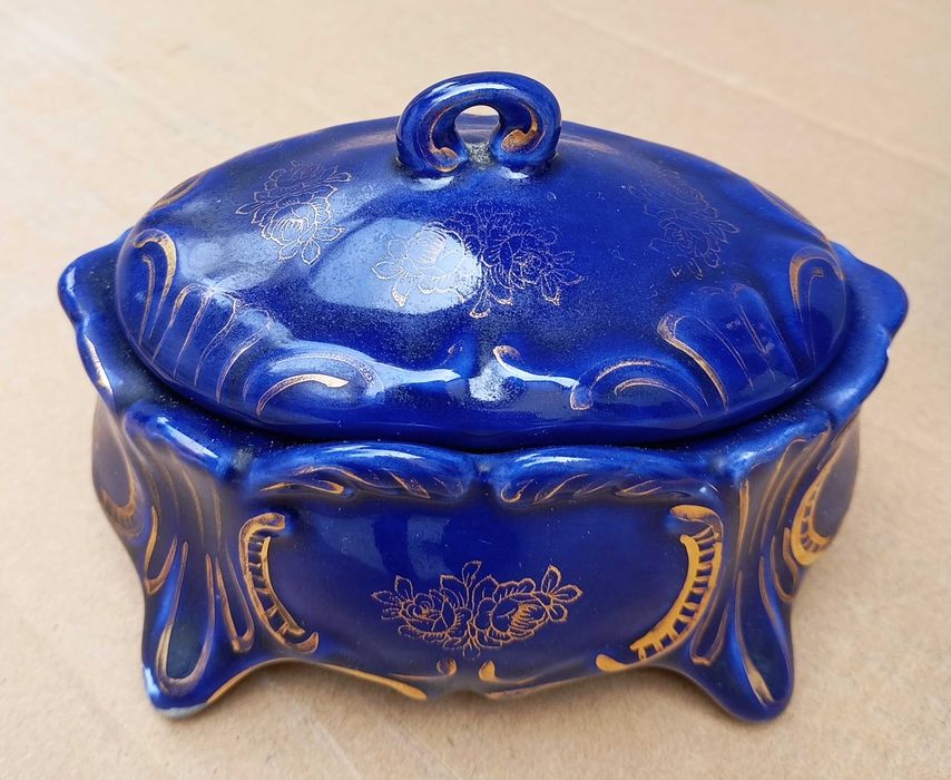 Jarra e guarda joias de porcelana