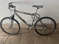 Bicicleta usada a precisar de pneus
