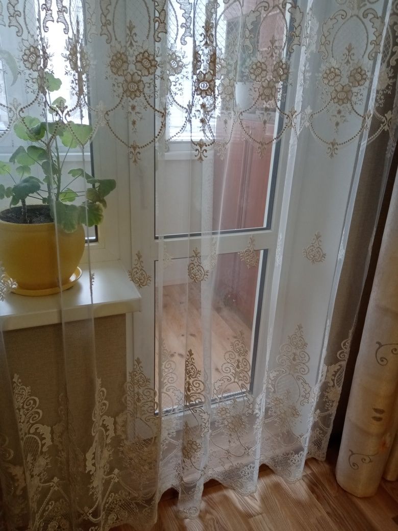 Гарна готова нова на тесьмі тюль з вишивкою, ширина 3 метра