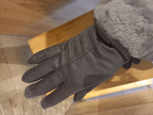 Nieużywane szare rękawiczki ocieplane, można używać w nich telefonu