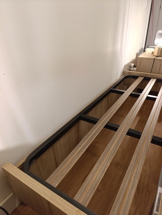 COMO NOVO! Cama + estrado + 2 mesinhas cabeceira