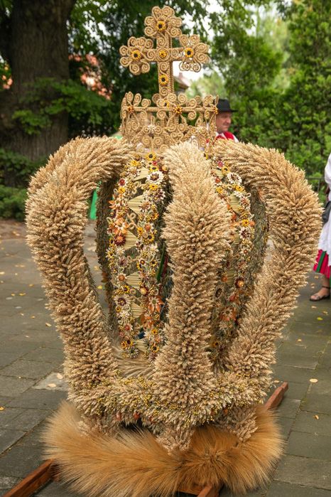 Wieniec dożynkowy, korona dożynkowa