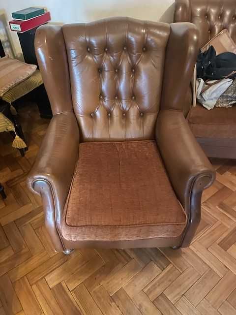 Sofás clássicos em cabedal