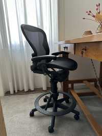 Banco alto Aeron da Herman Miller