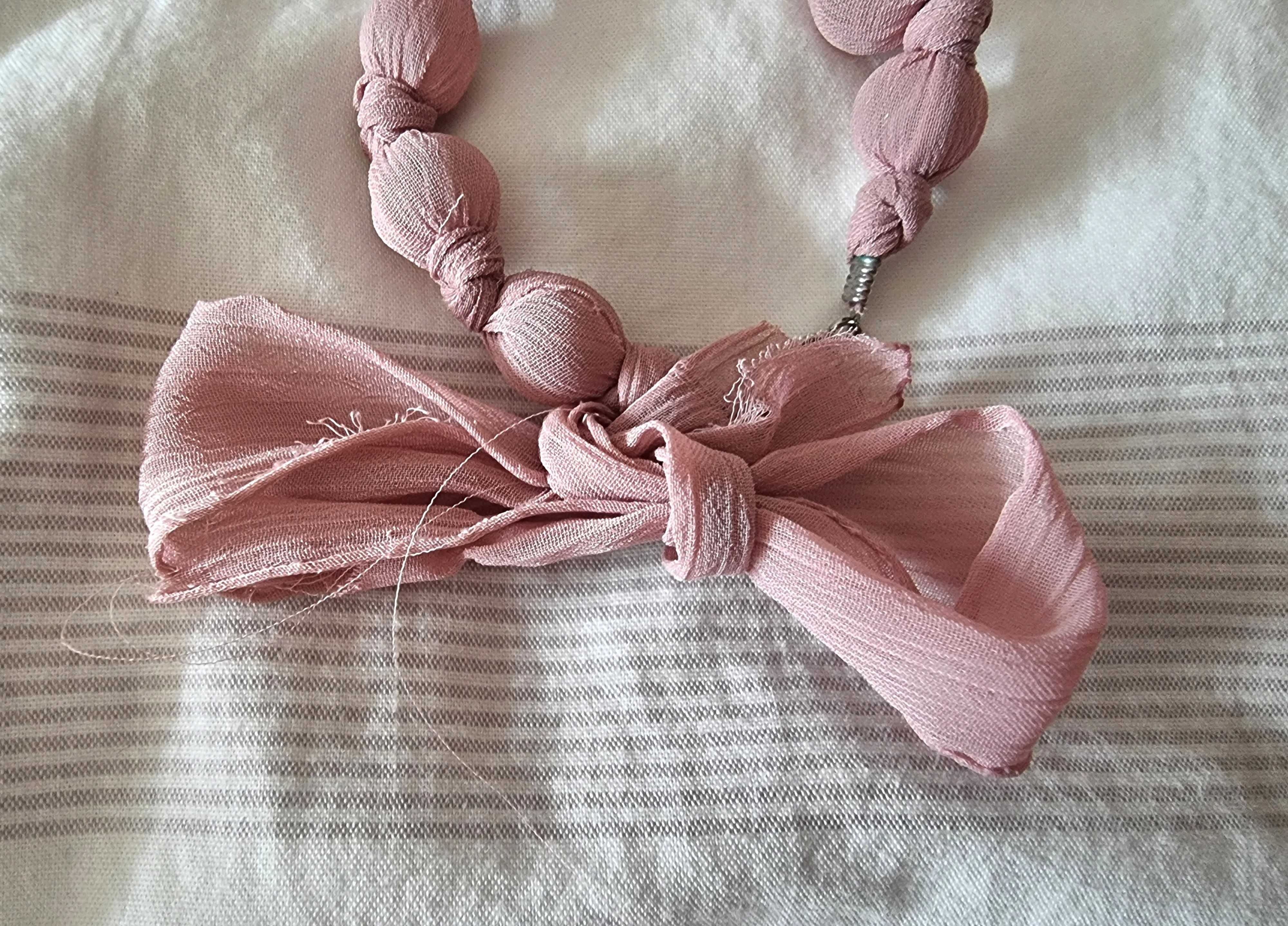 Pulseira cor-de-rosa com tecido