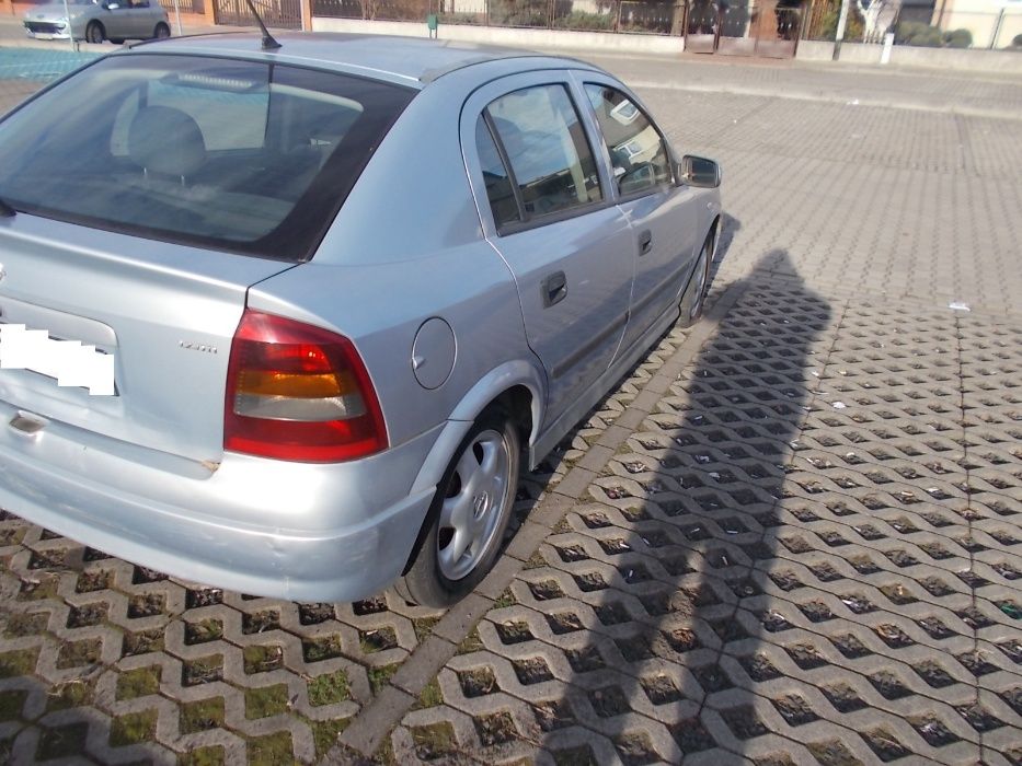 Opel Astra II,srebrny,Z 151,silnik 1,7 ISUZU,hatchback,5 drzwi,na czes