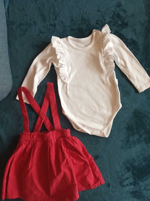 Spódniczka na szelkach, białe body z falbankami