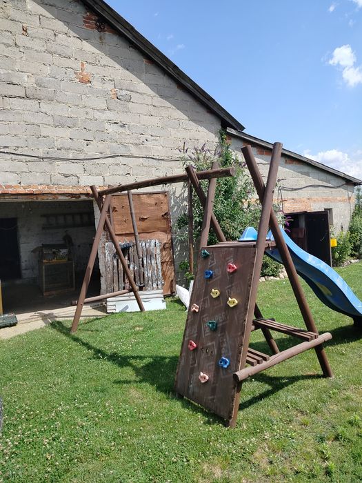 Plac zabaw ślizgawka huśtawka wspinaczka