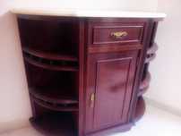 Vendo sapateira em mogno com tampo em mármore por 22 euros