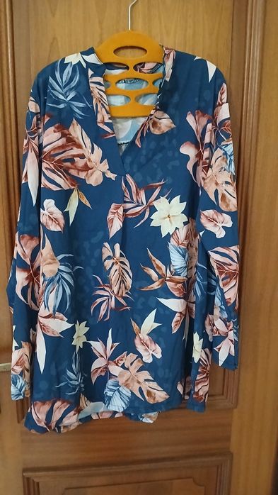 Blusa flores muito bonita usada pouca vezes