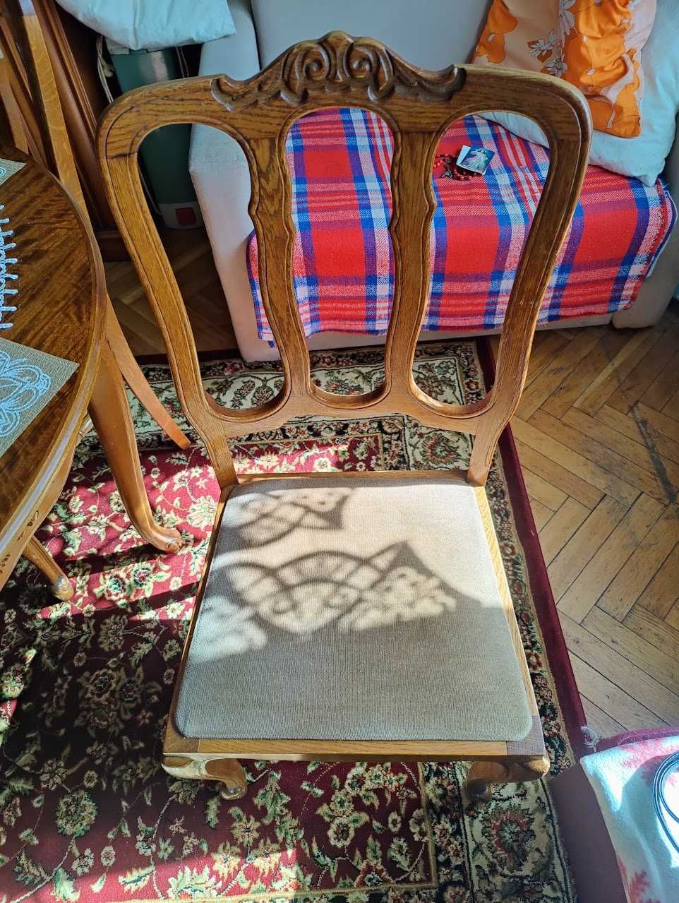 Stół z krzesłami