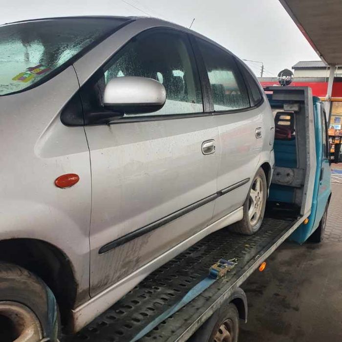 Nissan Almera Tino 1.8 benzyna 16V kolor srebrny na części