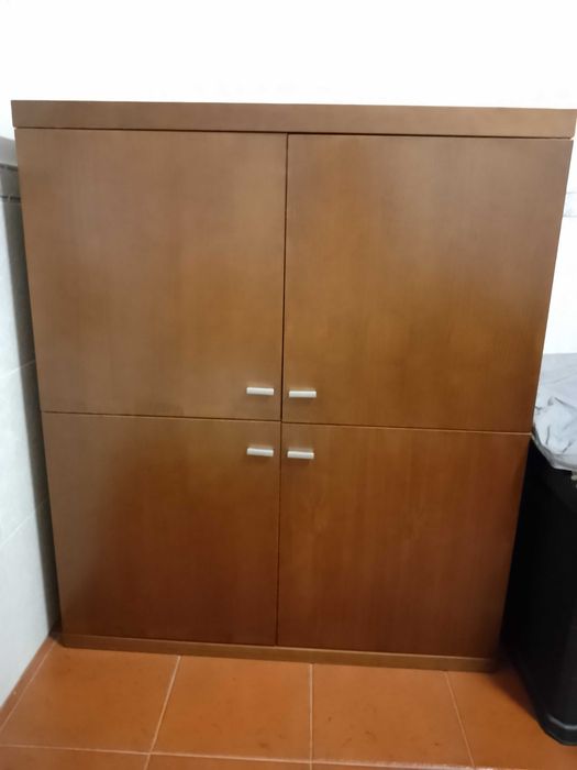 Móvel em madeira maciça