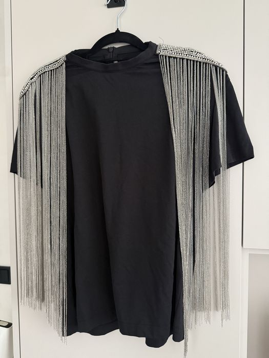 чорна футболка з ланцюговими та кристалічними плечима