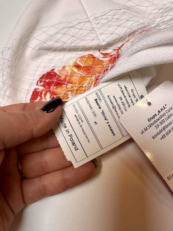 BEXA Czapka wiosenna rozmiar 47 biała z owalem kolorowe piórka