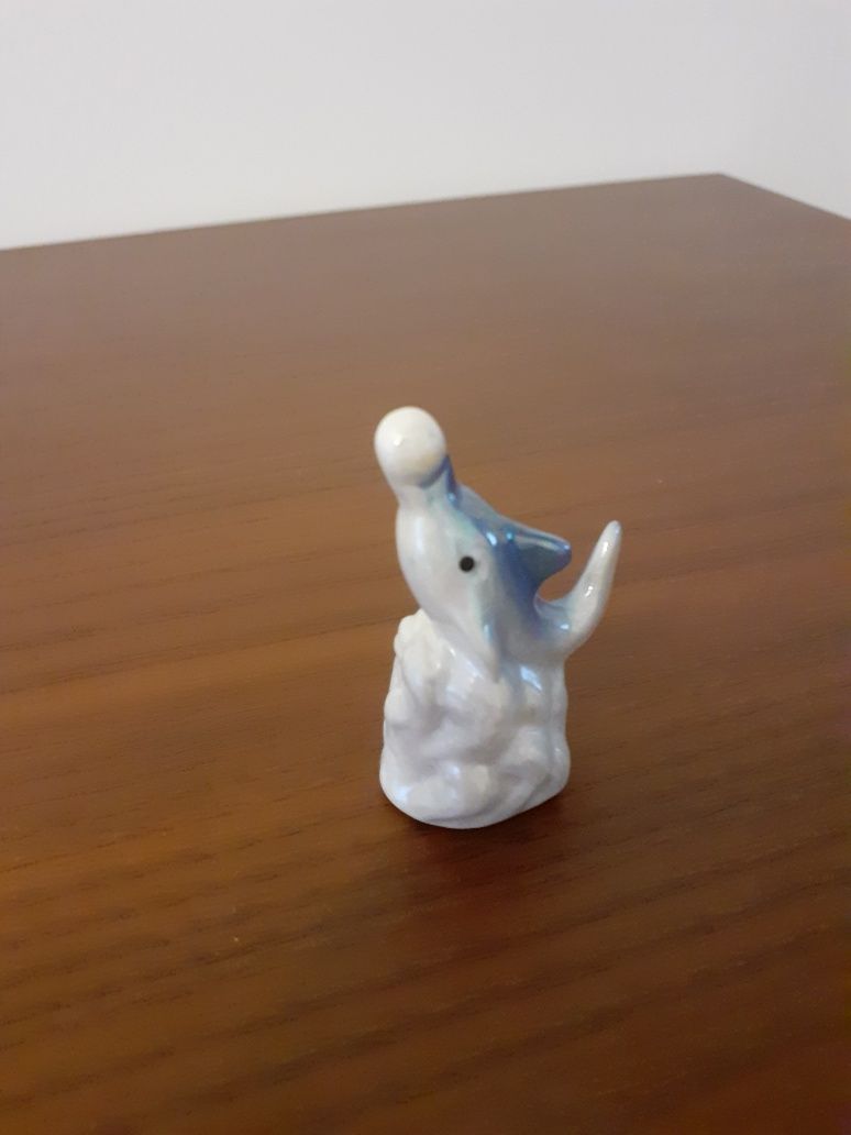 Mały porcelanowy delfinek