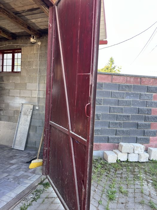 Продам гаражні ворота,двері.