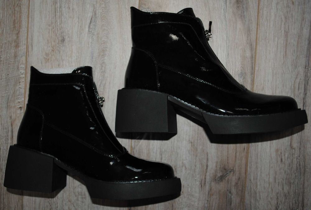 Vitto Rossi ботинки, ботильони, напівсапожки 39 р лак, байка НОВІ