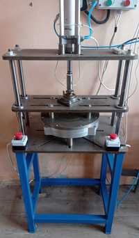 Продам полуавтоматический пневматический пресс  400х600x500 (ШхДхВ).