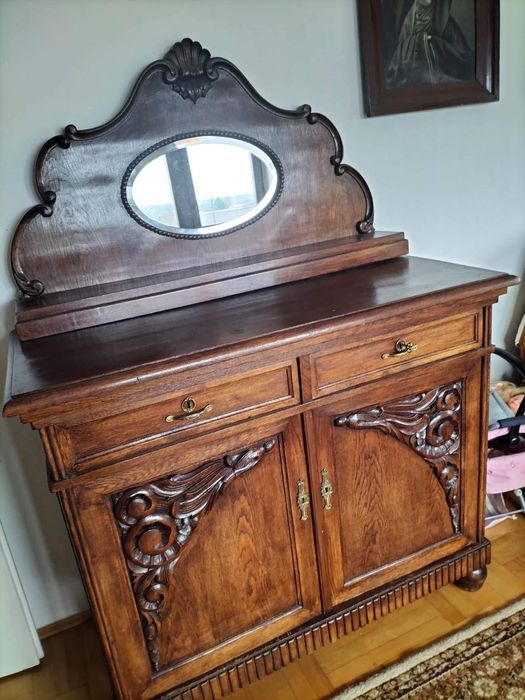 Piękna szyfoniera z lustrem