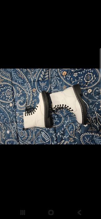 Botas em branco e preto