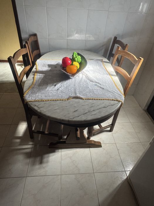 Vendo mesa cozinha com 4 cadeiras