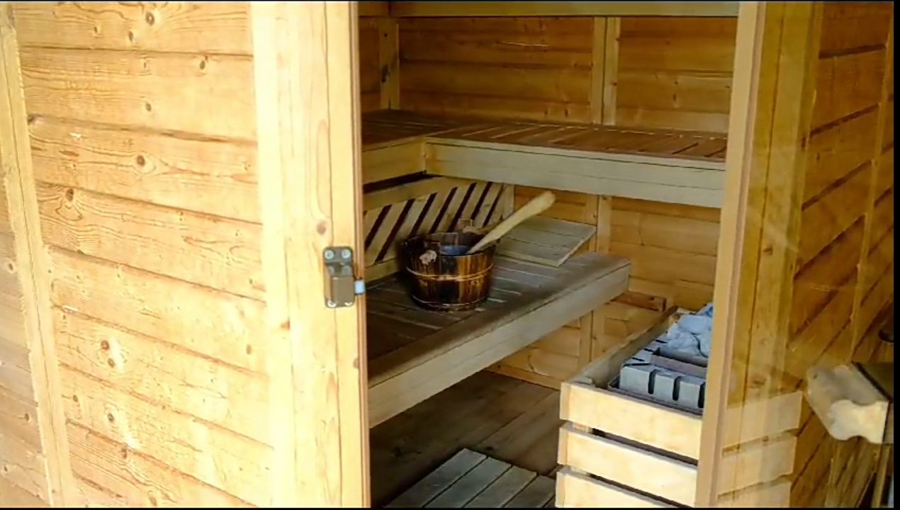 100 letni domek z kominkiem.  Sauna, jacuzzi i ognisko.