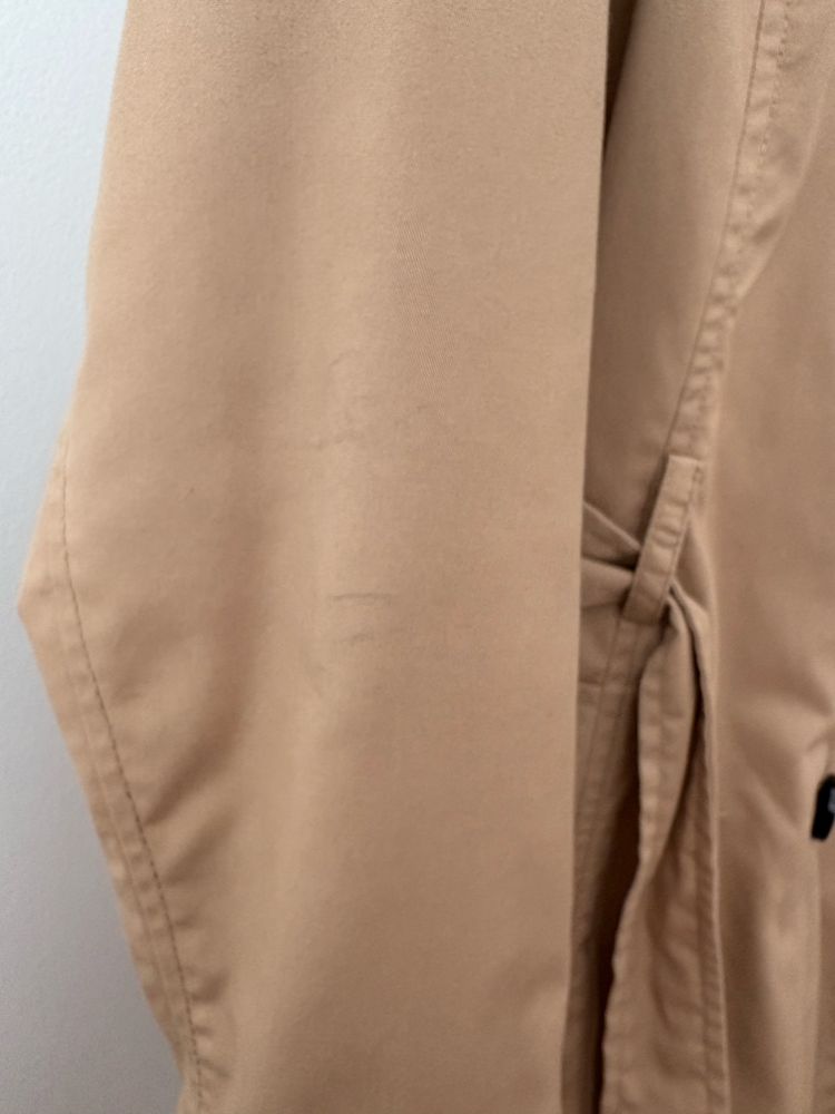 Gabardina camel, com botões e cinto