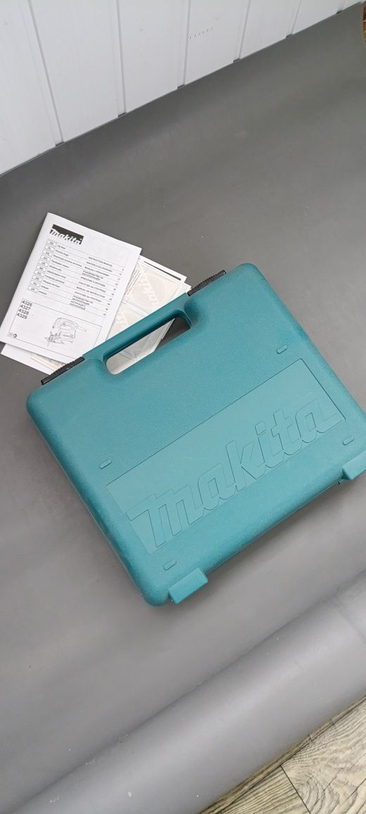 Лобзик Makita 4329 + два набора пильных полотен