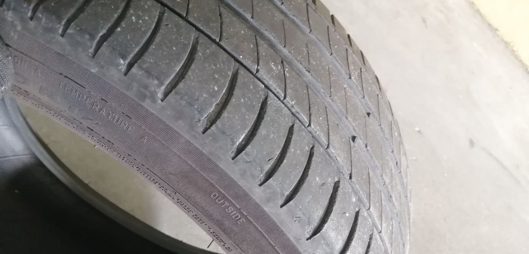 Pneu Michelin 215/50/17 com rasto