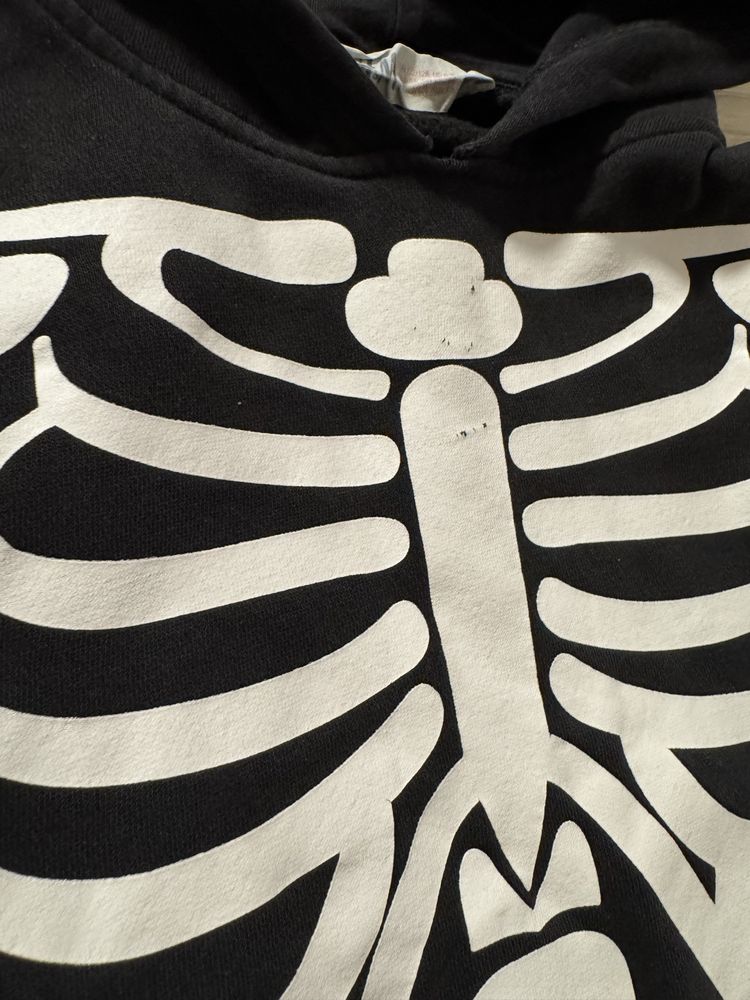 Czarna bluza z kapturem kościotrup szkieletowe nie tylko na halloween