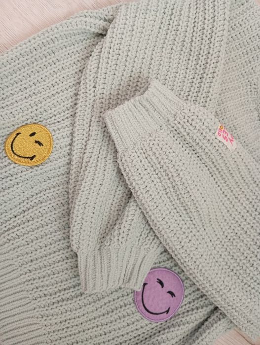 Ażurowy sweterek dla dziewczynki miętowy kolor z kolorowymi  naszywkam