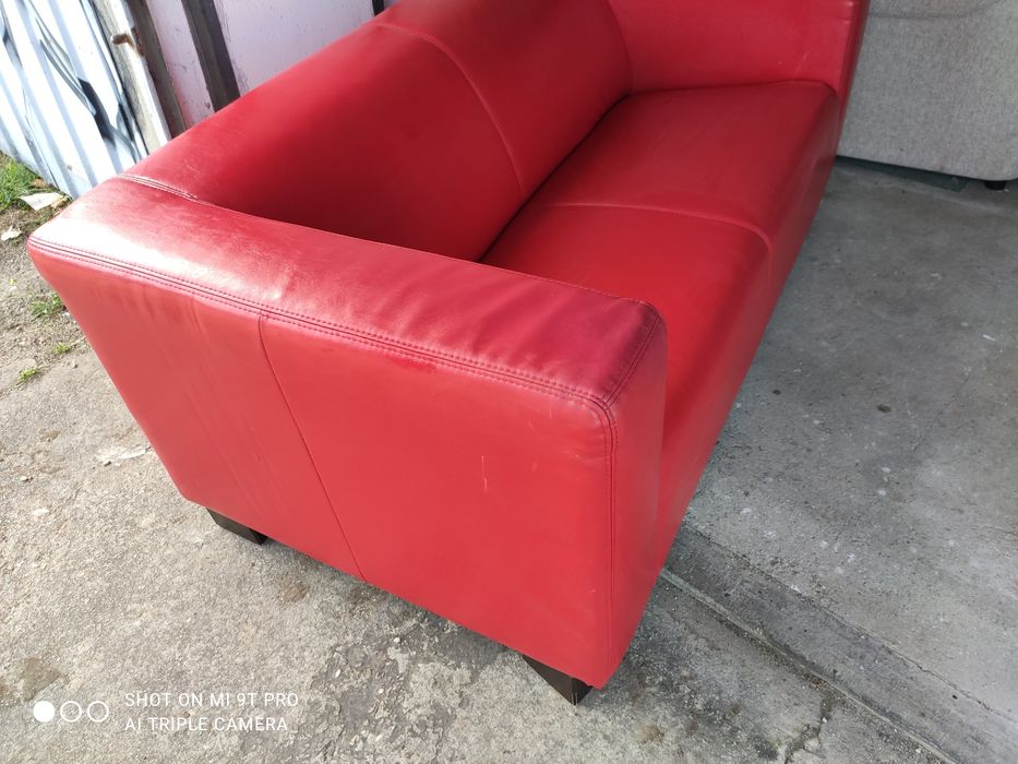 2-osobowa czerwona skórzana sofa