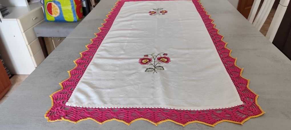 Toalha de Mesa Bordada com Acabamento em Crochê