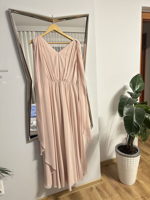 Elegancka sukienka weselna w odcieniu pudrowego różu