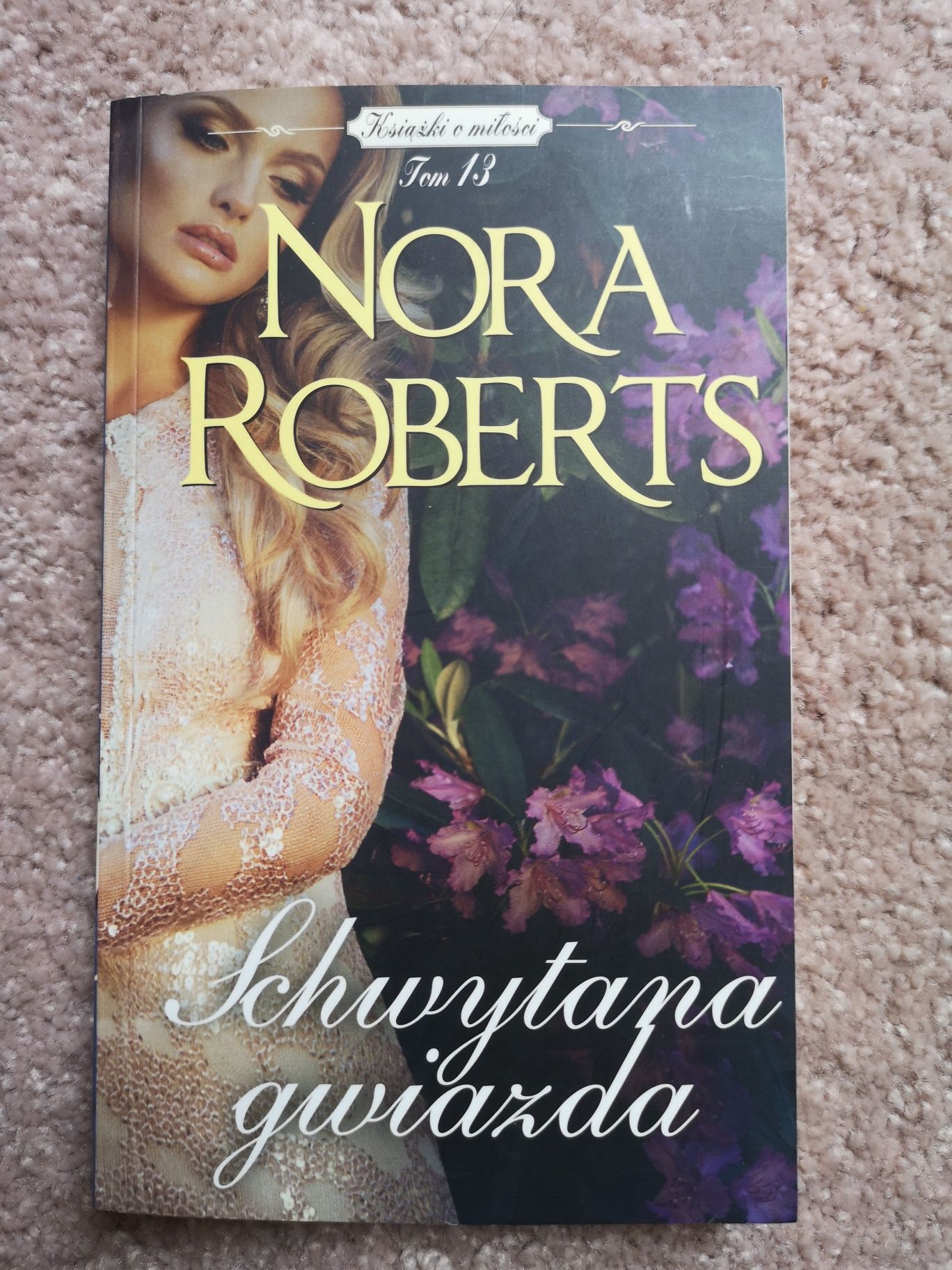 Nora Roberts, Schwytana gwiazda. Tom 13, książka o miłości. Nowa