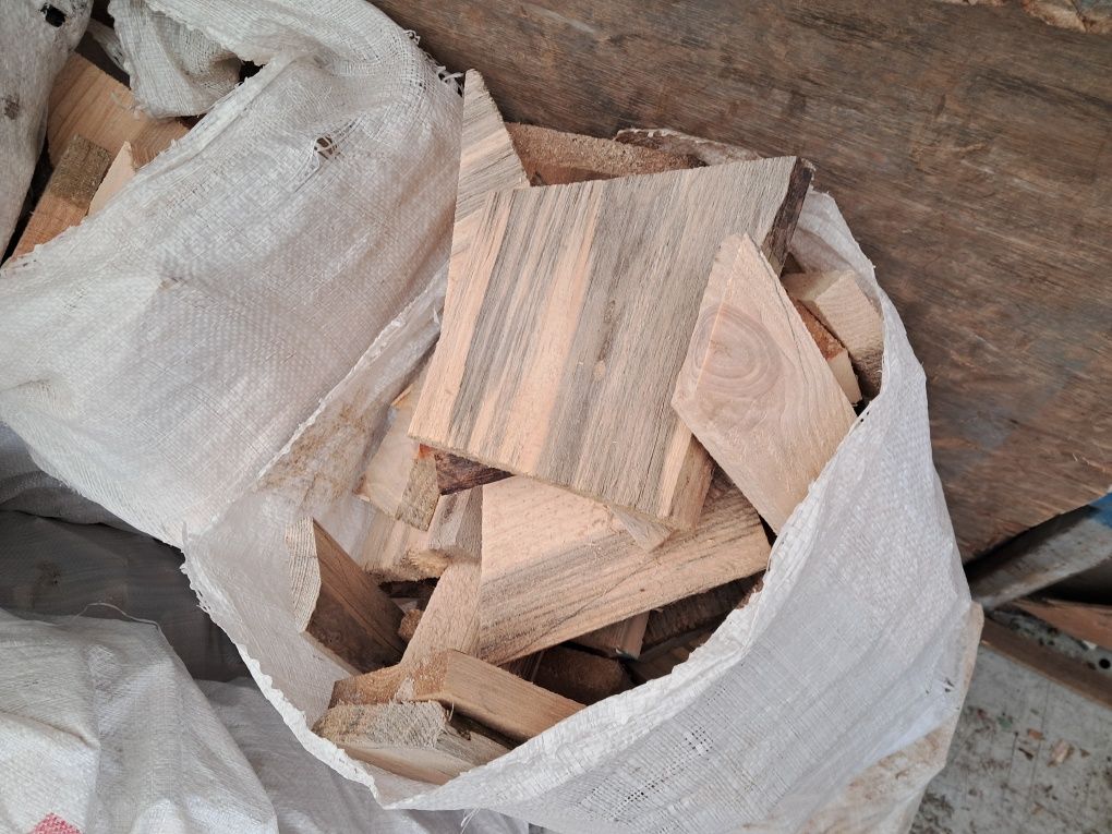 Продам сосновые обрезки на дрова в мешках
