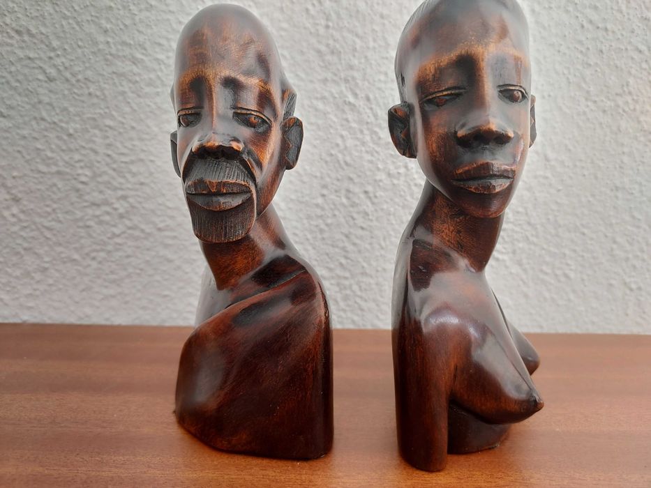 Bustos de Casal Africano em madeira nobre.
