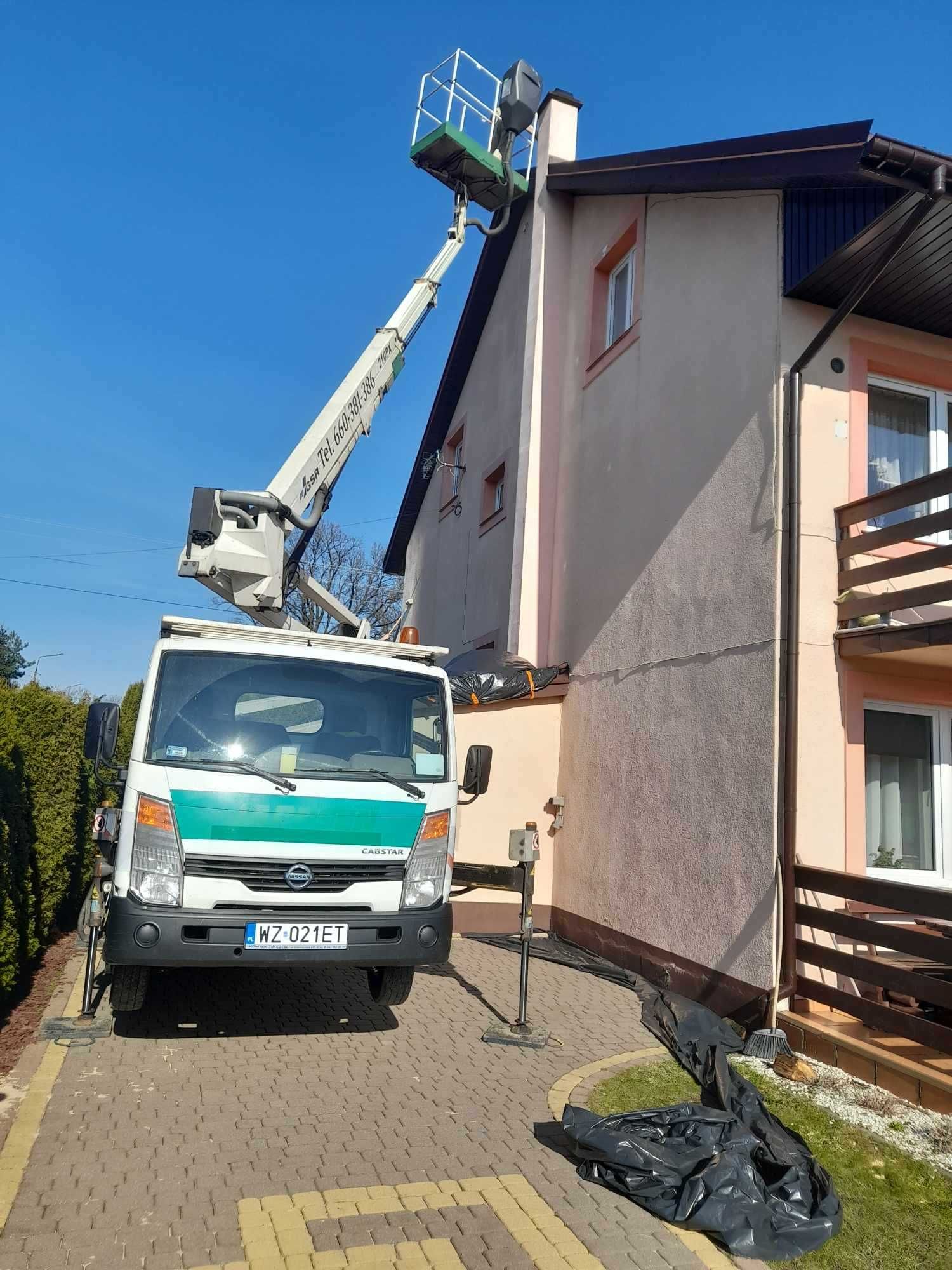 Mycie elewacji dachu - podnośnik koszowy
