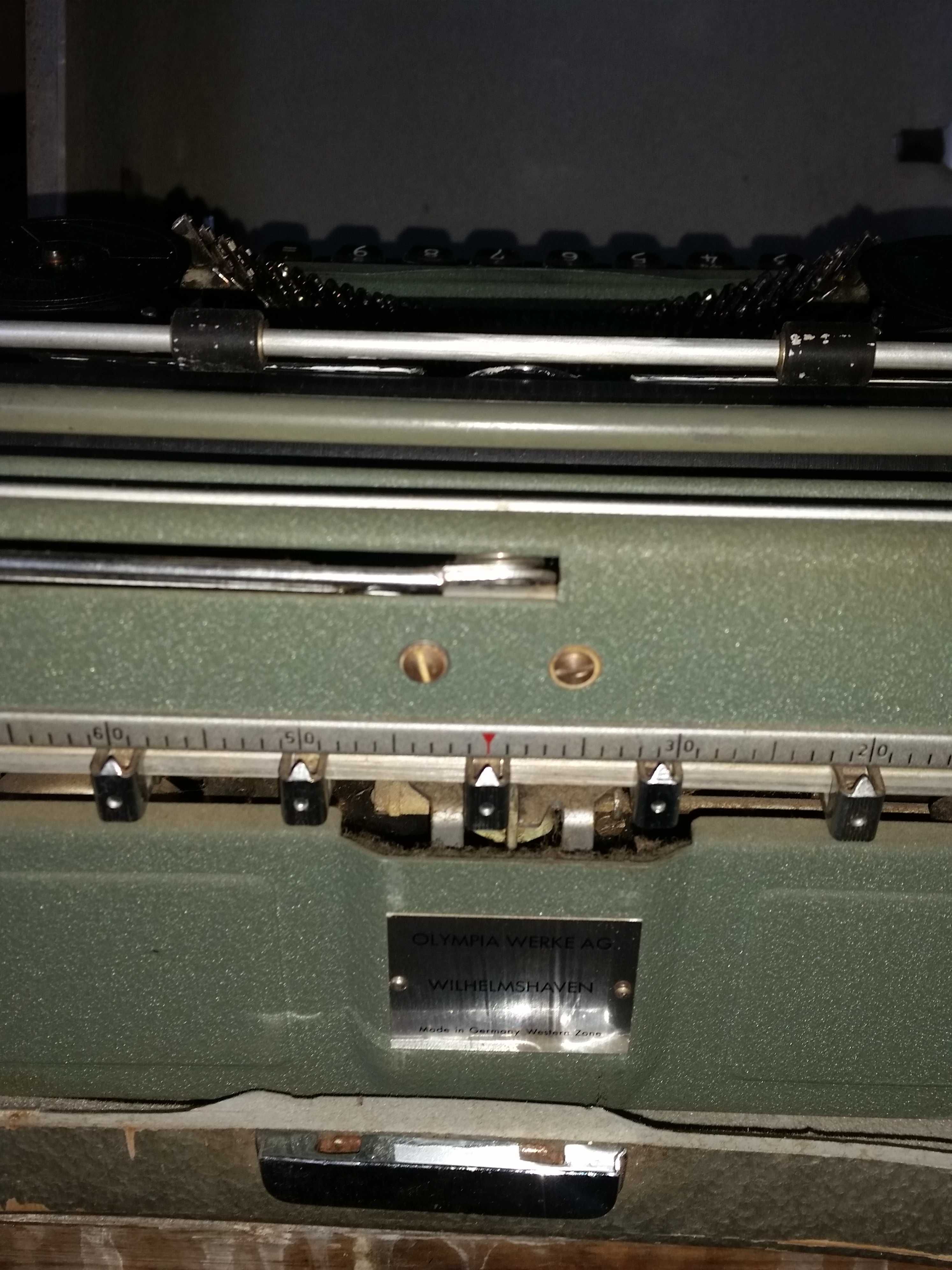 Maszyna do pisania Olympia stara niemiecka wraz z walizką