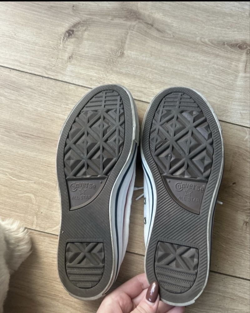 Converse kremowe
