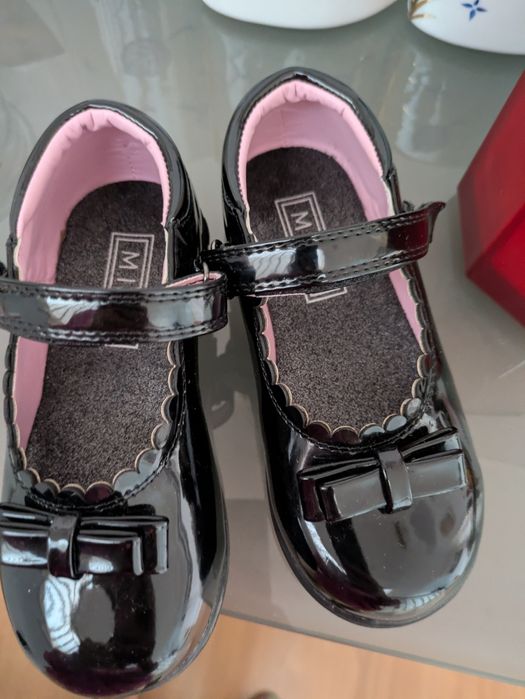 Sapato preto de menina