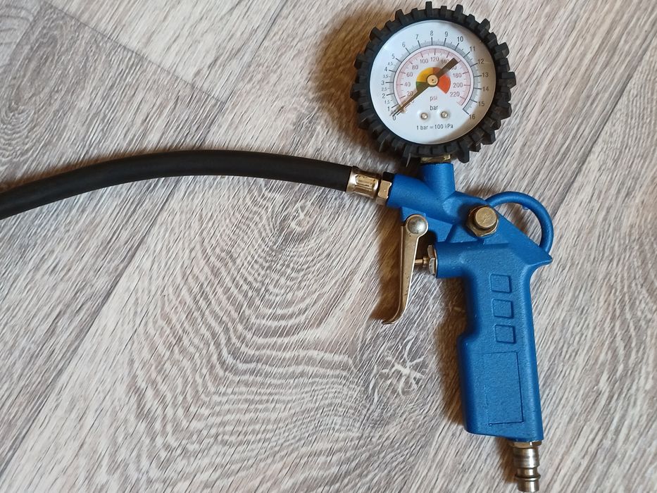 Пистолет для накачки колёс с манометром